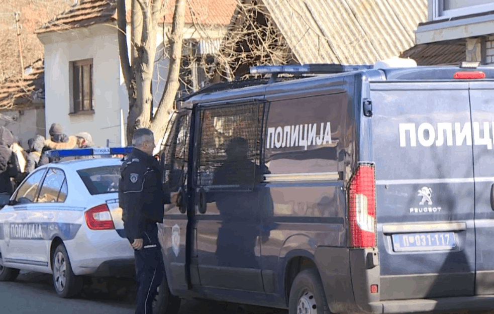 Teška nesreća na autoputu kod Jagodine: Automobil uništen, na lice mesta došli i vatrogastci